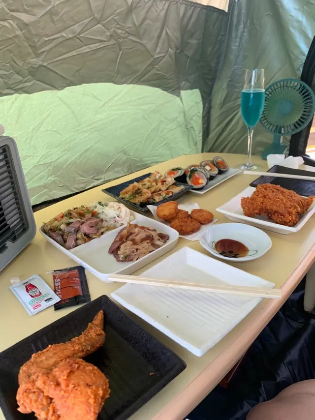 テントの中に食事が用意されている