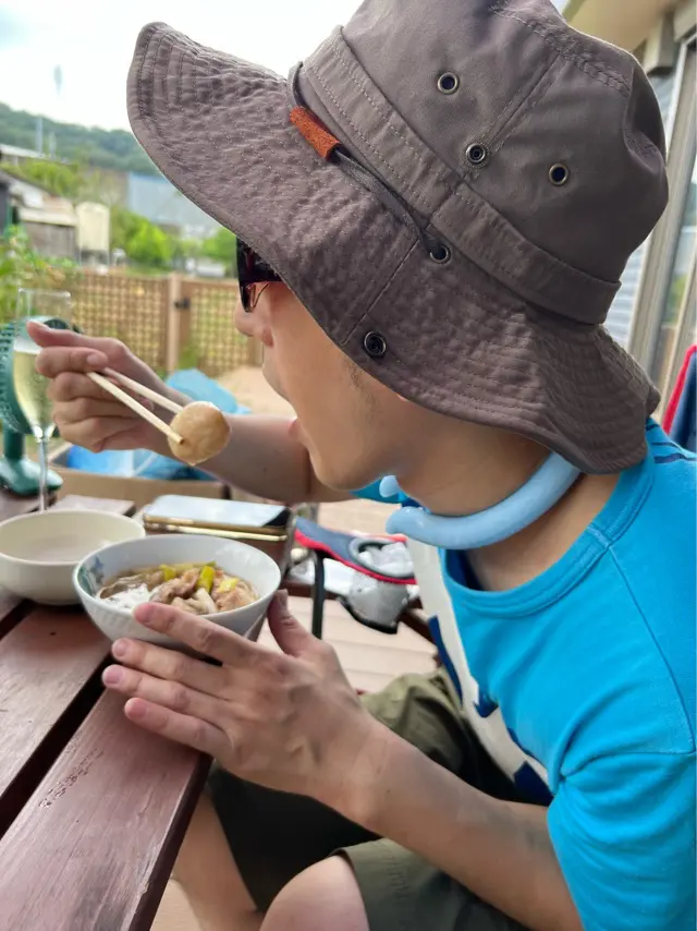 芋煮を食べる男性