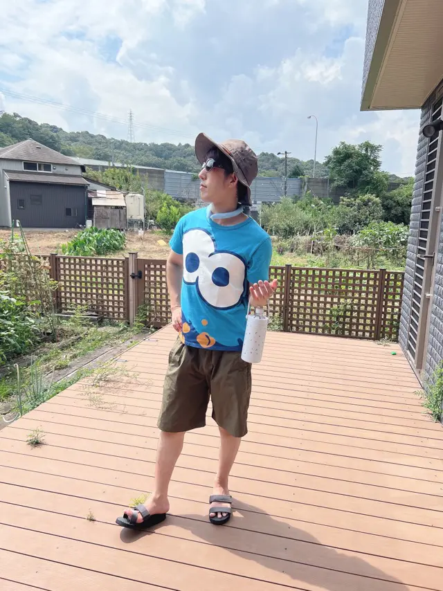 フェスファッションでポーズをとる男性
