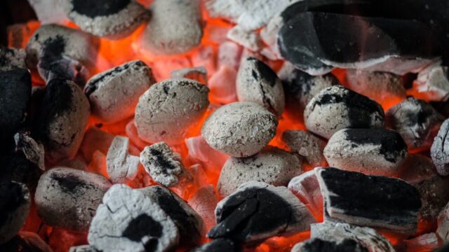 木炭が燃えている写真