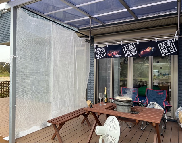 屋台風にビニールカーテンを設置した庭
