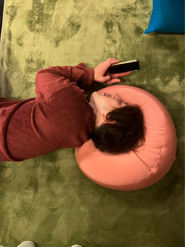 カウチビーズクッションを枕として使っている写真