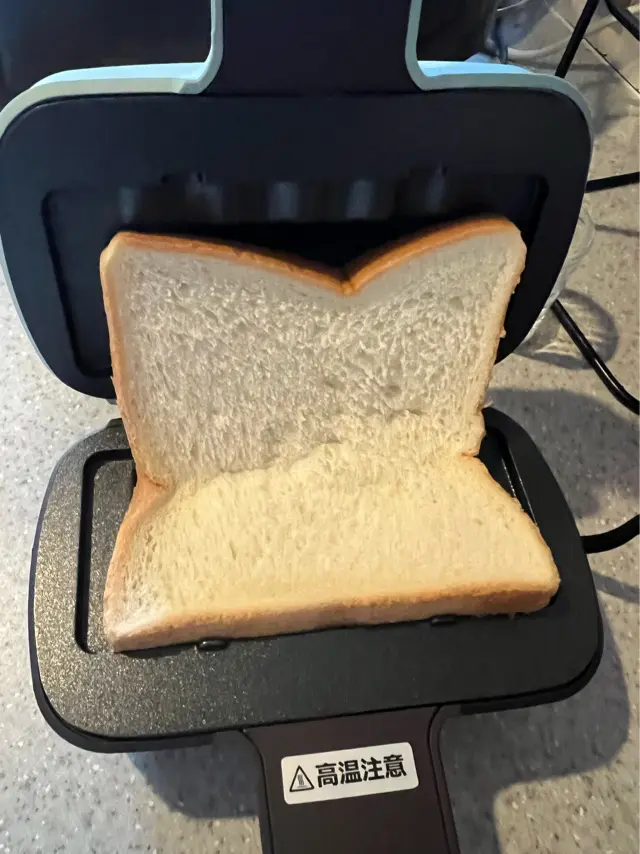 ホットサンドメーカーに食パンを乗せた写真