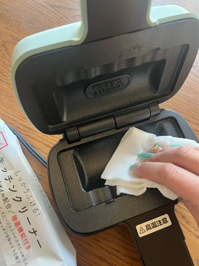 ホットサンドメーカーの中をキッチンクリーナーで拭いている写真