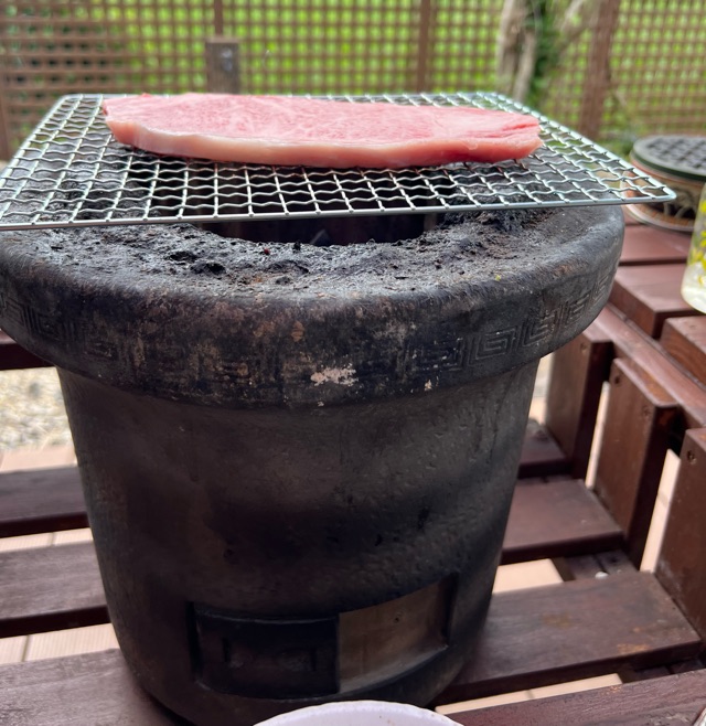 七輪で肉を焼いている写真