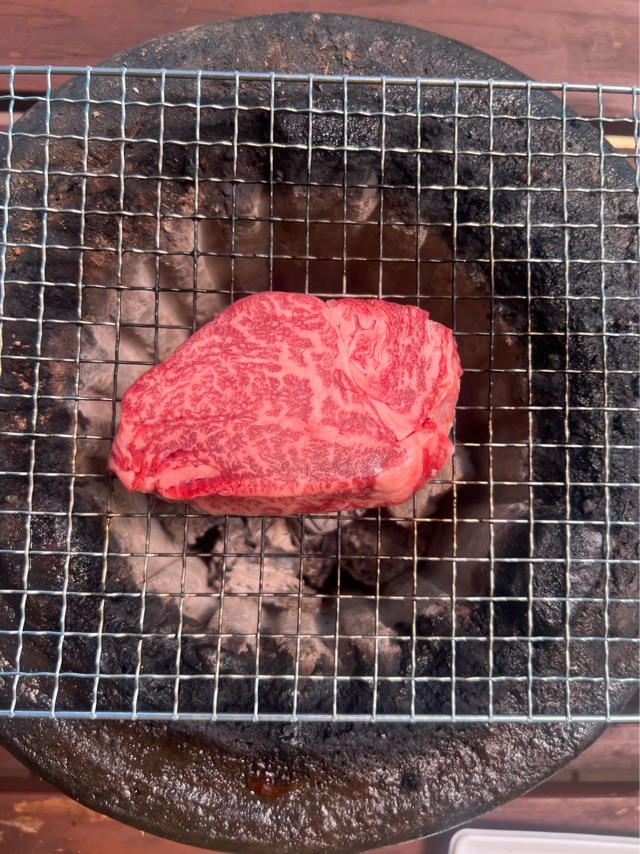 ステーキ肉を網の上に置いた写真