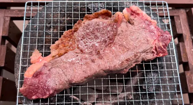 網でステーキを焼いている写真
