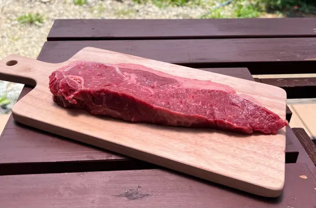 3分の1の厚みにカットしたステーキ肉