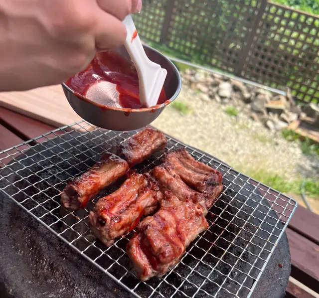 タレをお肉に塗る写真