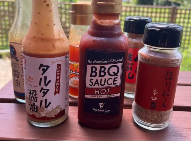 いろんな種類のソースや調味料を並べた写真
