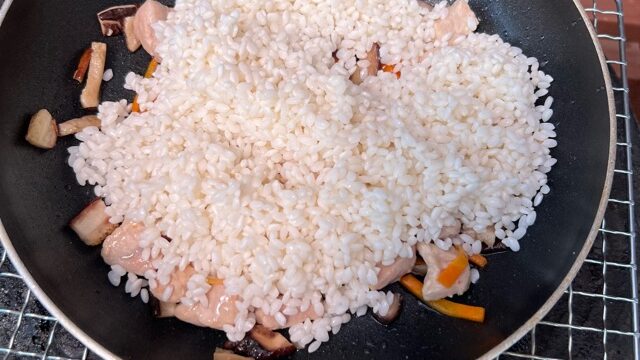 中華おこわの具材ともち米を炒めている写真