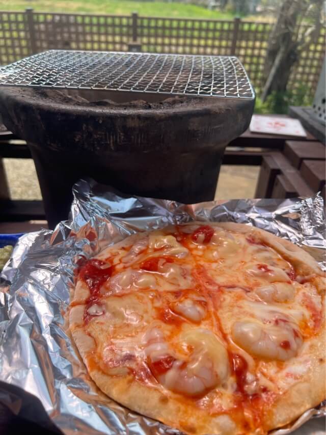 焼いた後のピザ
