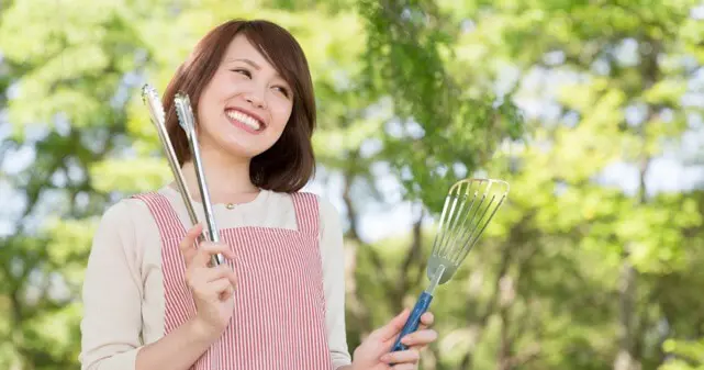 トングとフライ返しを持った女性