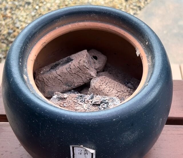 火消し壺の中に使い終わった炭を入れた状態