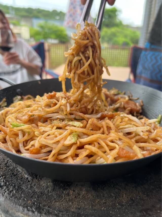 富士宮焼きそばの麺を持ち上げている写真